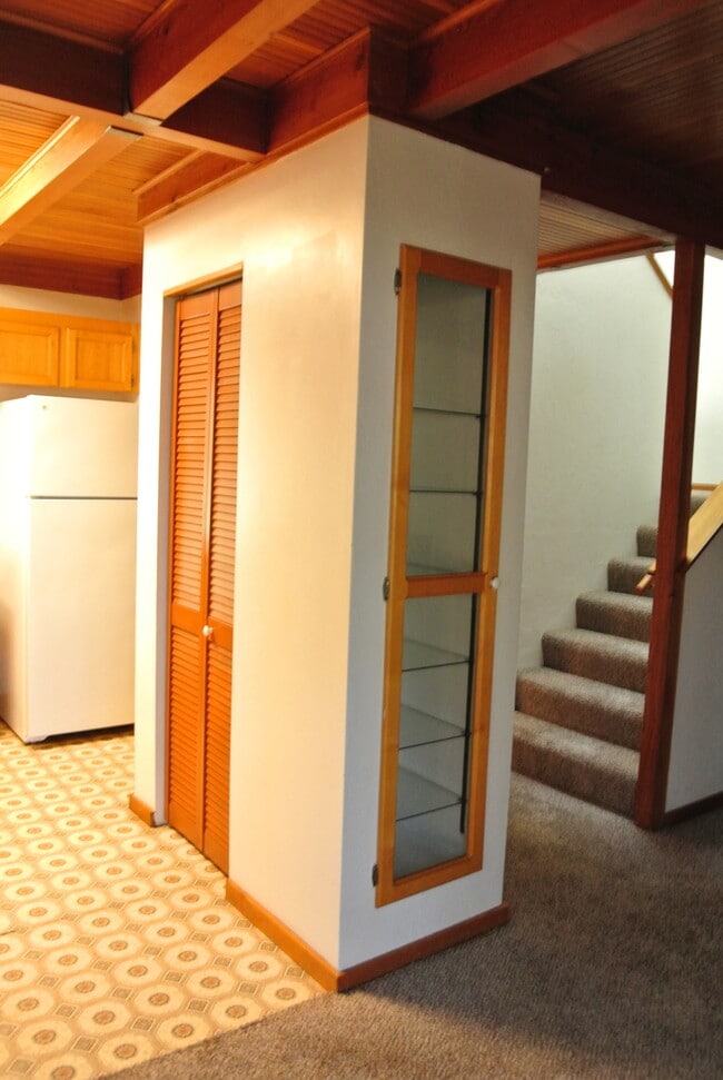 Building Photo - Roomy 2 bedroom 1.5 bathrooms