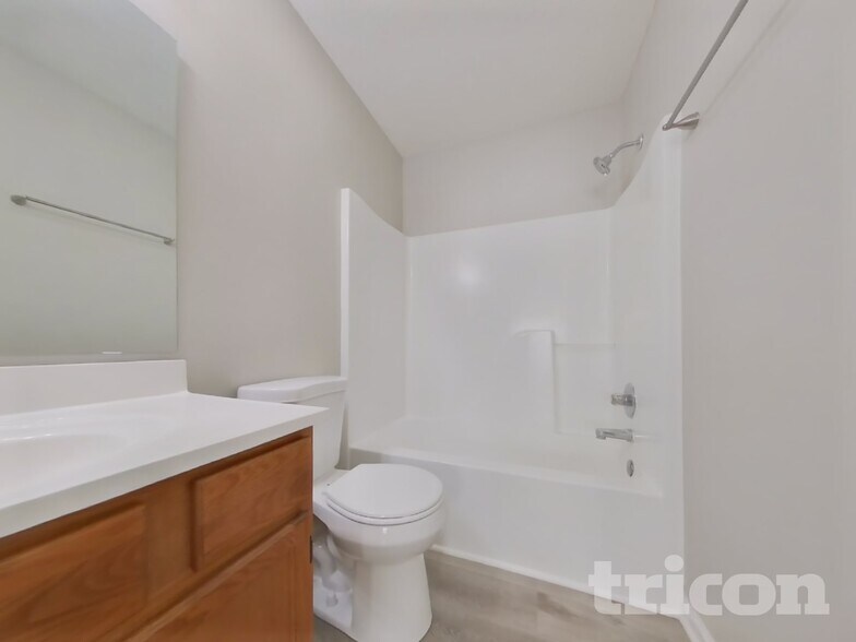 Building Photo - 1039 Central Park Blvd S