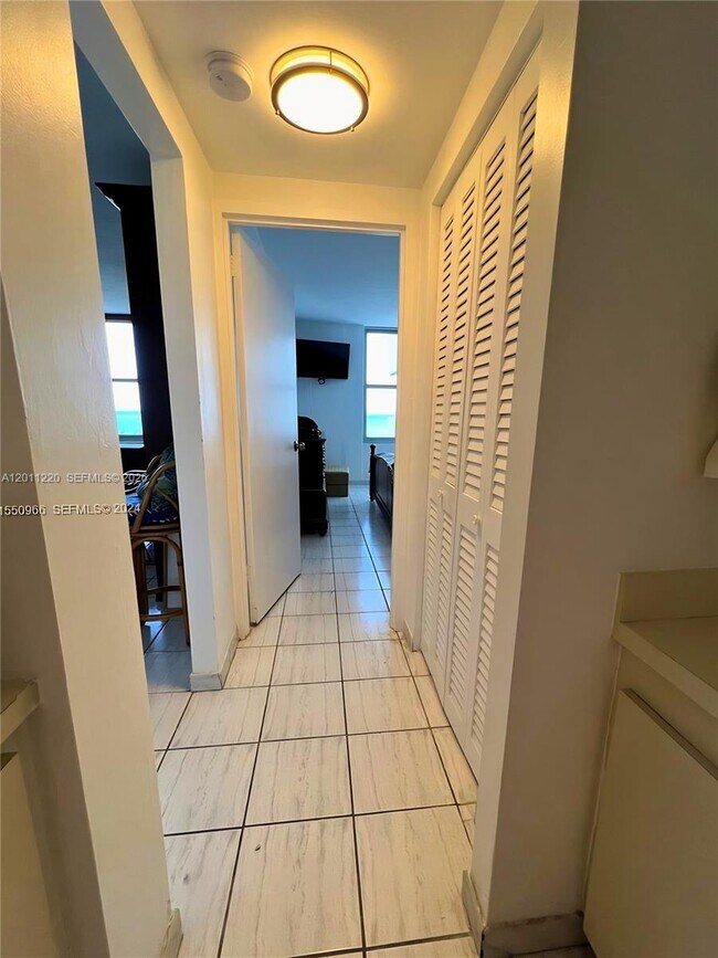 Building Photo - 2899 Collins Ave