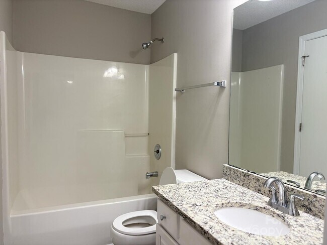 Building Photo - 2303 Highland Park Dr