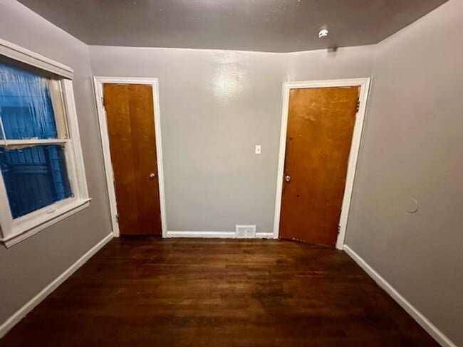 Building Photo - 4 Bedroom 1 Bath Welcome Section 8