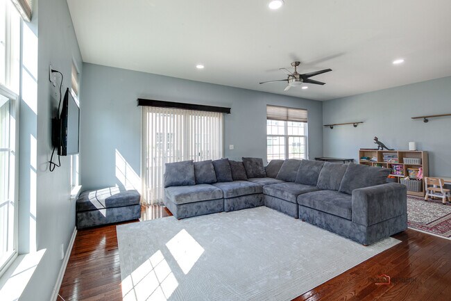 Building Photo - 231 Lionel Dr
