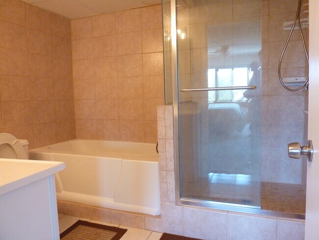Building Photo - 1BR/1BA Penthouse Condo | University Tower...