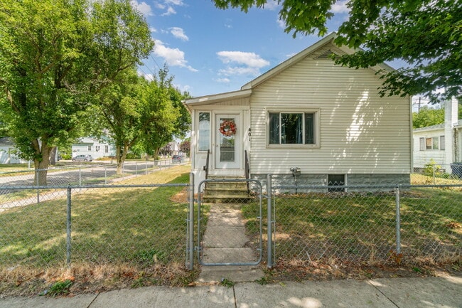 Building Photo - Spacious 3 bedroom home close to Downtown ...