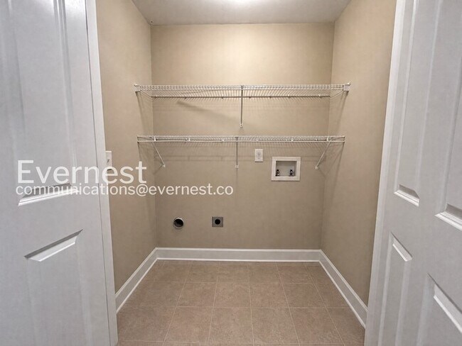 Building Photo - 2 Bed/2.5 Bath Townhome with Fenced Yard & Garage / Pet-Friendly / Available Now!