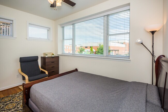 Building Photo - 600 S Linwood Ave