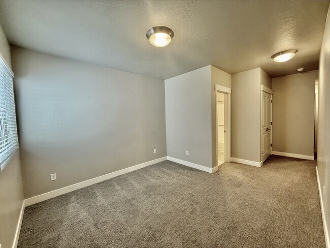 Building Photo - 6871 S 190 E