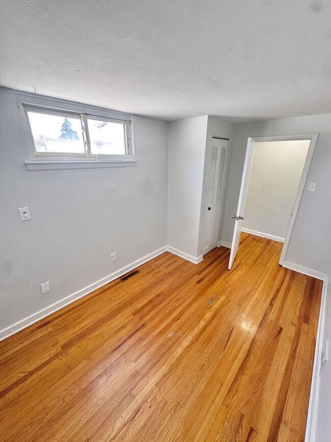 Building Photo - SUPER CLEAN THREE BEDROOM TOWNHOME