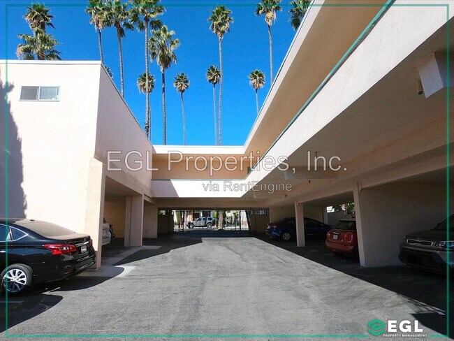Building Photo - 1555 N Bronson Ave