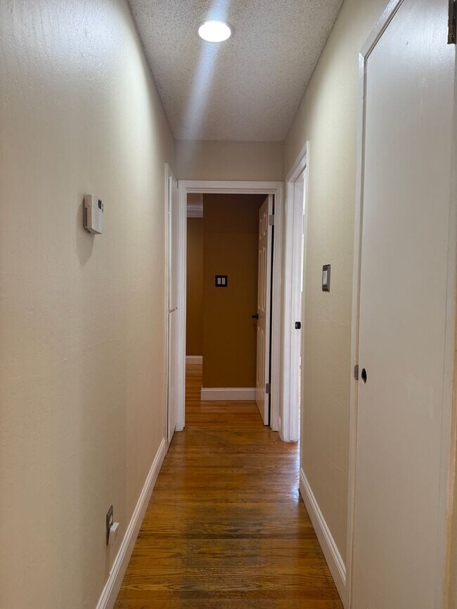 Building Photo - Single Family Home, 4 Bedroom 2 Bath Home ...