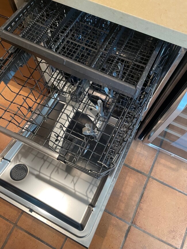 4 bottle wash jets, 3rd drawer, Deep clean jets - 1325 Wellesley Ave