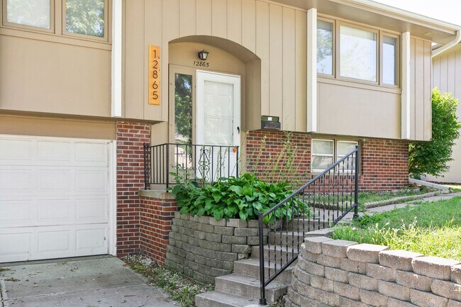 Building Photo - Stylish 3-Bed, 2-Bath Renovated Home with Granite Counters, 2-Car Garage & Large Fenced Yard in O...