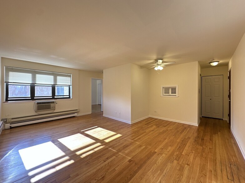 Building Photo - 665 W Wrightwood Ave