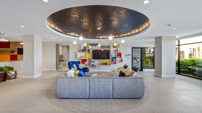 Building Photo - 675 Monmouth St