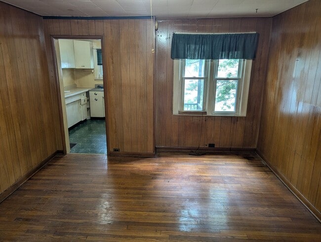 Building Photo - Cozy 2 Bedroom 1/2 Double