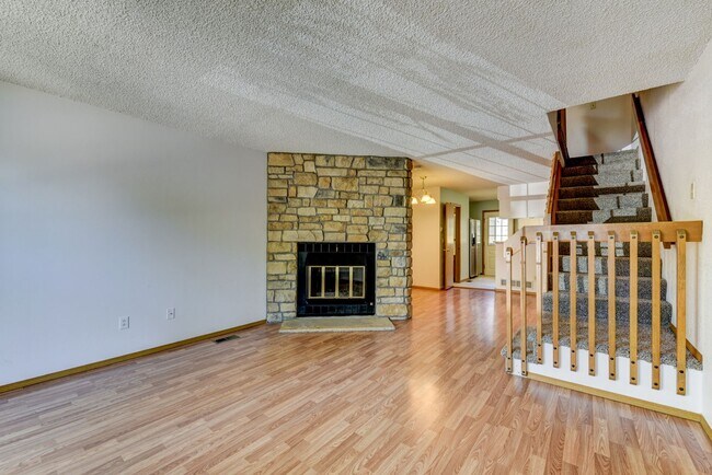 Building Photo - Beautiful 2 bed 2 bath townhome with carport in desirable Hearthwood Neighborhood With Pool!!