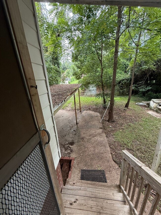 Building Photo - 4 Bed 2 Bath House with Bonus Room and Fen...