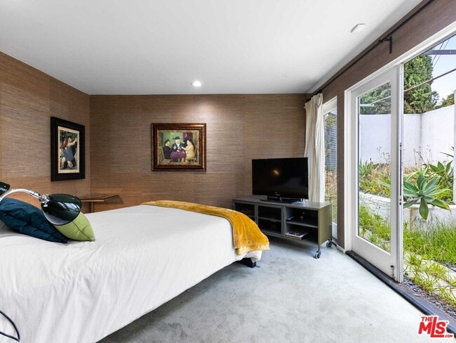 Building Photo - 1885 Sunset Plaza Dr