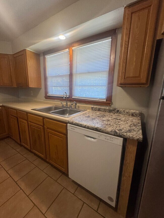 Building Photo - 5 BED / 2 BA home right next to Memorial S...