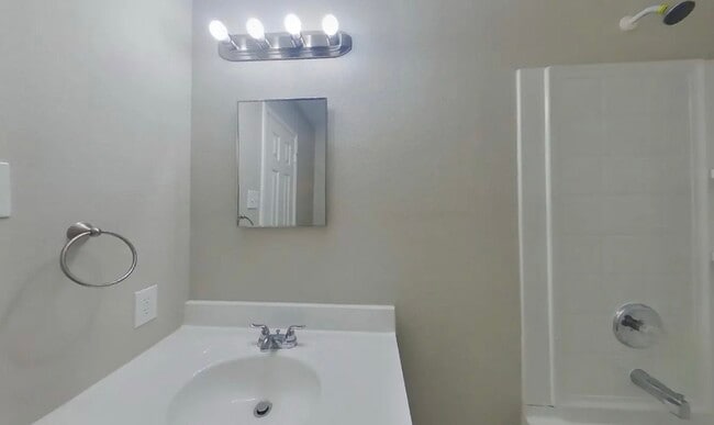 Building Photo - AVAILABLE NOW READY TO MOVE IN