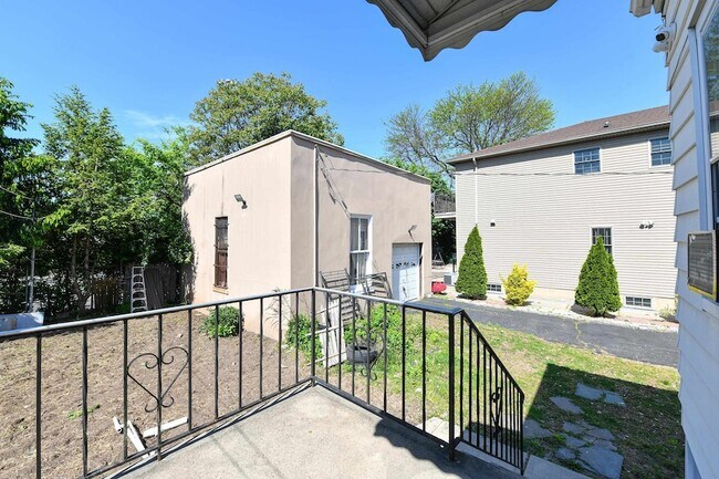 Building Photo - 241 Maple St