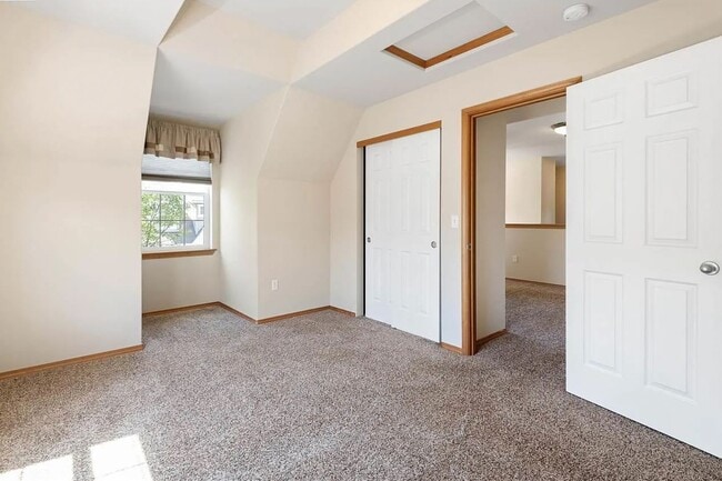 Building Photo - Craftsman Style Townhome in Private Neighb...