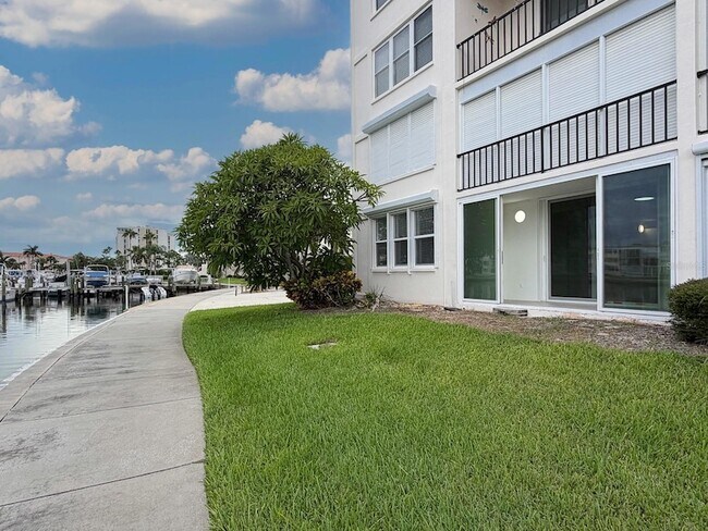 Building Photo - 7625 Sun Island Dr S