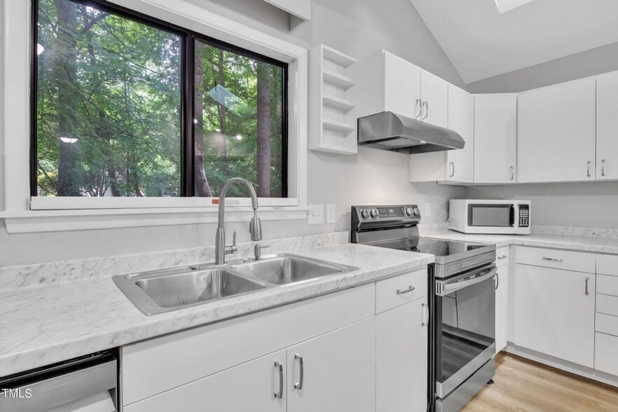 Building Photo - 213 Deepwood Rd