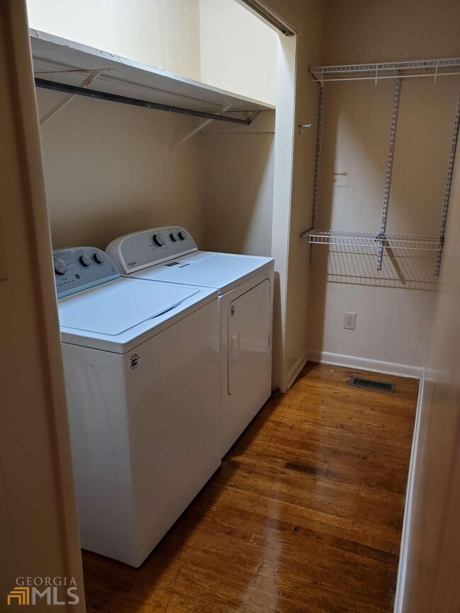 Building Photo - 911 N Jefferson St NE