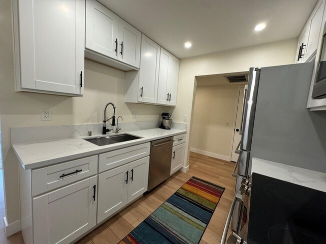 Building Photo - Move in ready Condo!