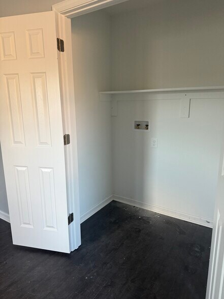 Washer/dryer hookup - 616 E Church St