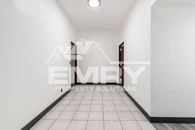 Building Photo - 942 S Gerhart Ave