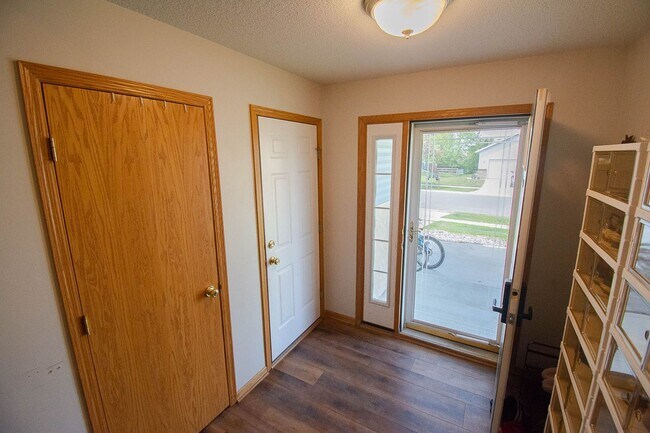 Building Photo - Fantastic NW Rochester home with great updates!