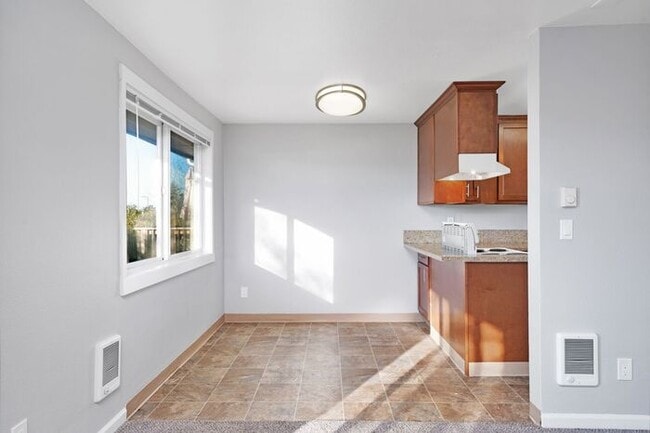 Building Photo - Remodeled 3 bedroom 1 bath in heart of Milwaukie