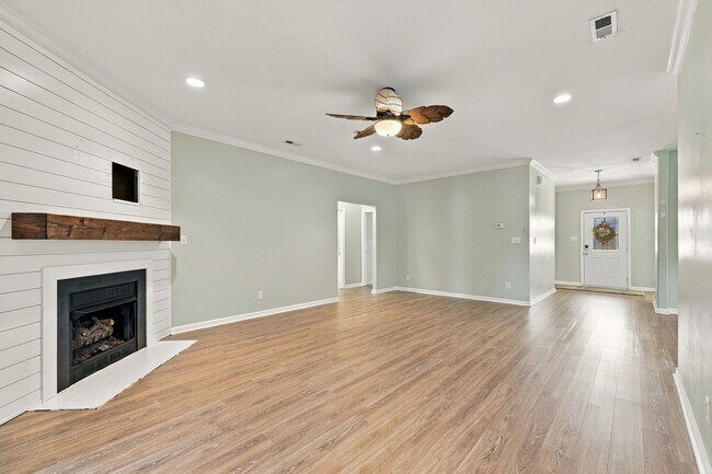 Building Photo - 257 Silver Creek Loop