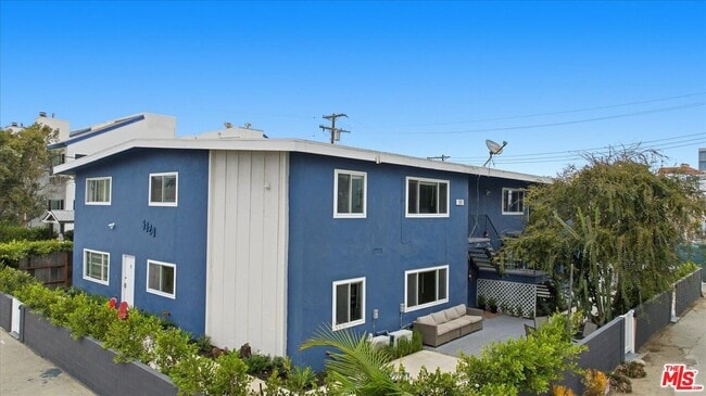 Primary Photo - 3320 Pacific Ave