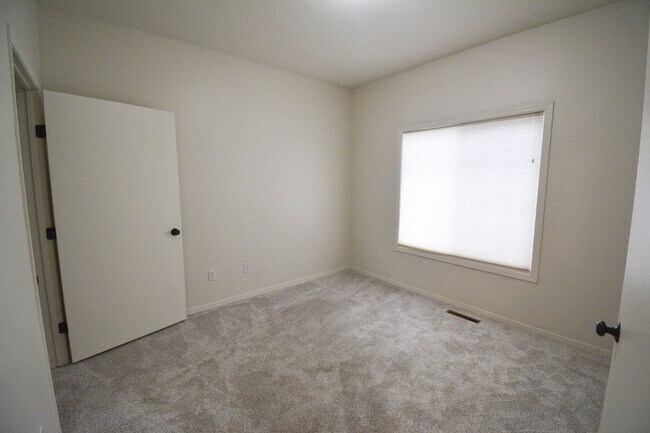 Building Photo - Spacious 2 Bed, 2 Bath Townhome with Attached Garage Available Now!