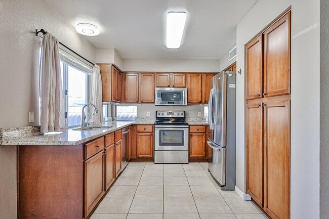 Building Photo - 3236 E Hiddenview Dr