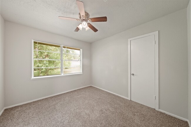 Building Photo - 2206 Hickory Ln