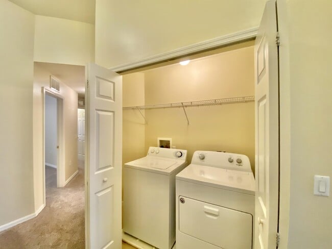 Building Photo - 909 Hampton Cir