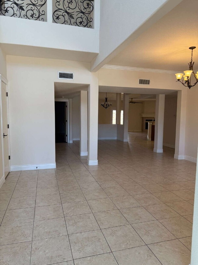 Building Photo - "Spacious 4-Bedroom Oasis with Granite Kit...