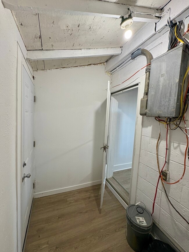 Building Photo - 889 W Main St