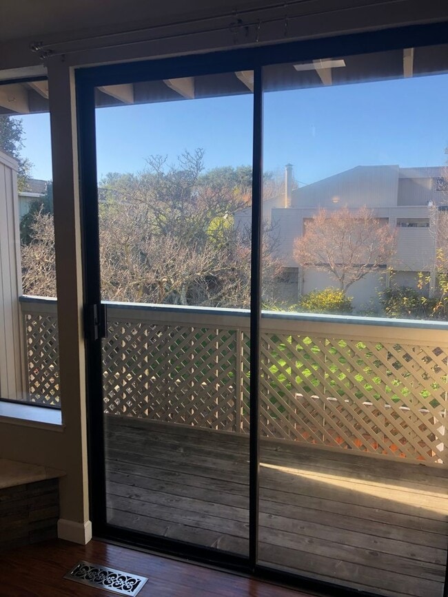Building Photo - 2Br/2Ba - 1 Car Garage Townhouse in the He...
