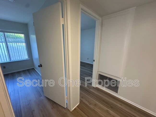 Building Photo - 10020 Larwin Ave