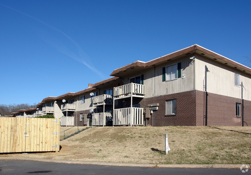 Primary Photo - Parkway Crossing Apartments