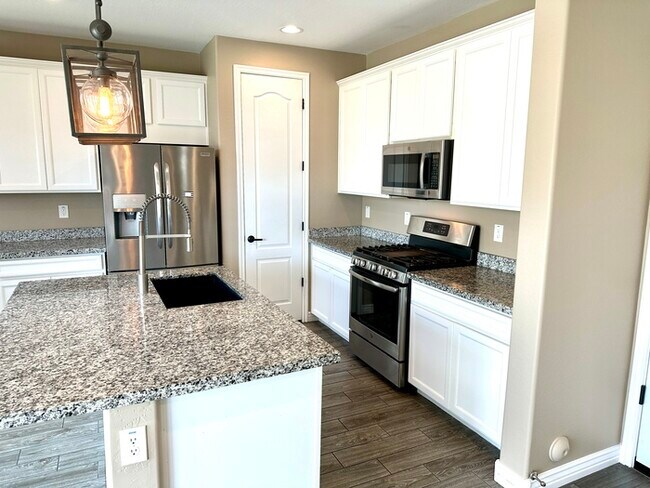 Building Photo - Stunning Southern Enclave