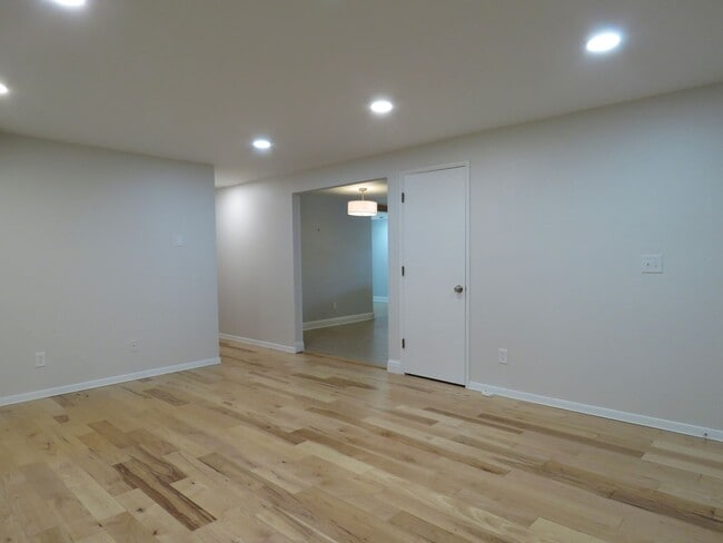 Building Photo - Gorgeous Ranch Style 3 Bedroom Home In Lak...