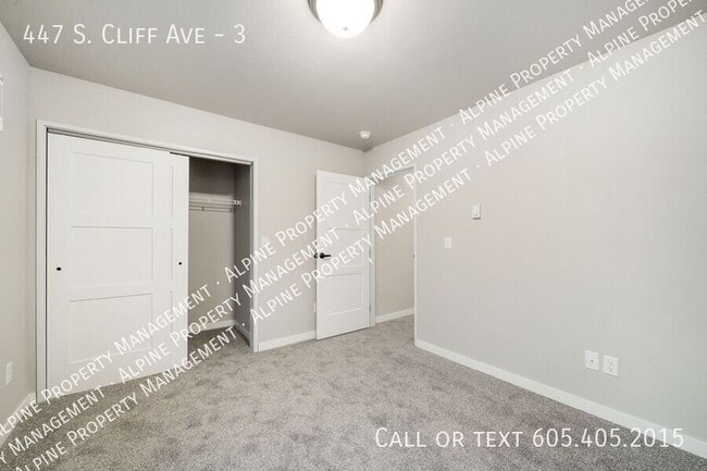 Building Photo - 447 S Cliff Ave