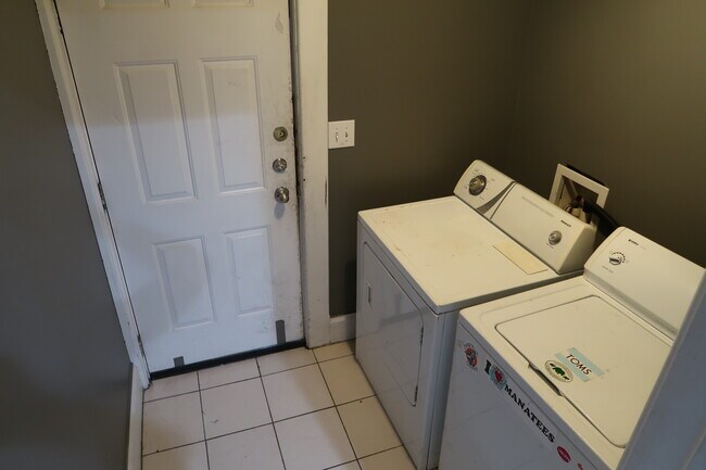 Building Photo - 1515-1517 Summit Street