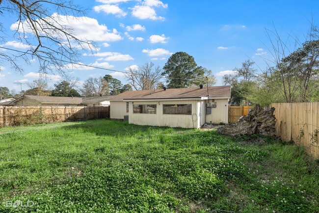 Building Photo - 1136 N Southland Park Dr